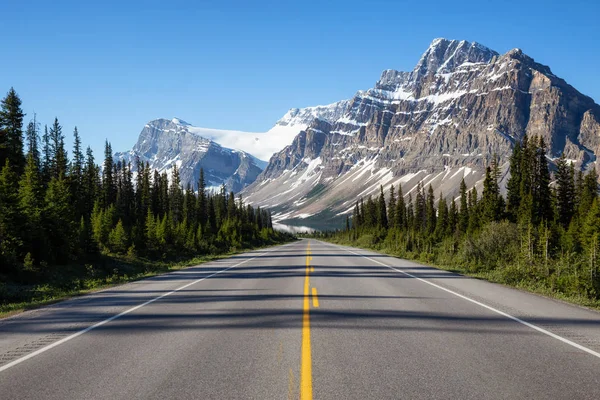 Malerische Straße Den Kanadischen Rockies Einem Lebhaften Sonnigen Sommertag Aufgenommen — Stockfoto