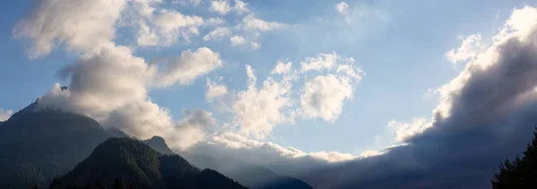 Panoramatický Pohled Nápadný Zamračená Obloha Nad Kanadské Horské Krajiny Během — Stock fotografie