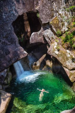 Kadının güzel Kanada Kanyon çalışan buzul nehirde yüzmek. Squamish, Vancouver, Bc, Kanada kuzeyindeki alınan.