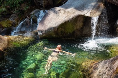 Kadının güzel Kanada Kanyon çalışan buzul nehirde yüzmek. Squamish, Vancouver, Bc, Kanada kuzeyindeki alınan.