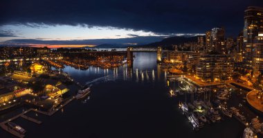 Hava panoramik şehir şehir güneş battıktan sonra bulutlu bir gece boyunca. Vancouver, Bc, Kanada içinde alınan.