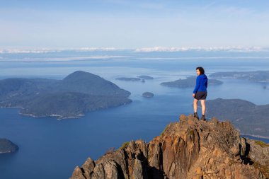 Maceracı kadın güneşli yaz gün boyunca dağlarda hiking. Mount Brunswick, aslanlar Bay, Vancouver, Bc, Kanada kuzeyindeki üzerinde gerçekleştirilen.