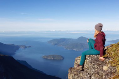 Maceracı kadın dağ görünümünde bir güneşli yaz gün boyunca keyif alıyor. Mount Brunswick, aslanlar Bay, Vancouver, Bc, Kanada kuzeyindeki üzerinde gerçekleştirilen.