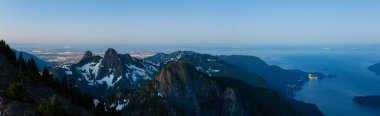 Panoramik manzaralı Howe ses canlı yaz gün doğumu sırasında. Brunswick Dağı, Kuzey Vancouver, Bc, Kanada üst kısmından alınan.