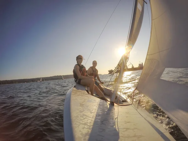 Couple Friends Sailing Small Boat Ocean Vibrant Sunset Taken Jericho — Stock Photo, Image
