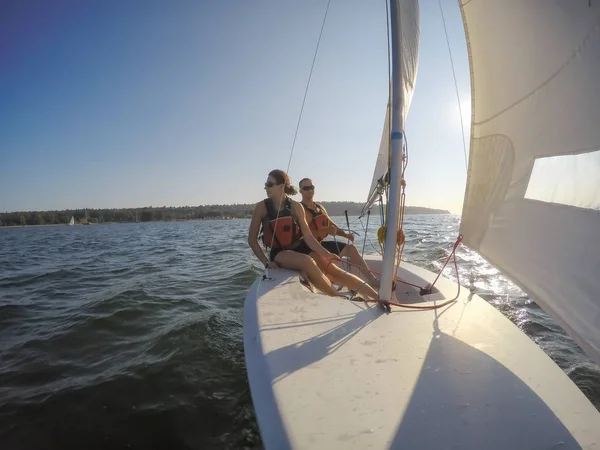 Couple Friends Sailing Small Boat Ocean Vibrant Sunset Taken Jericho — Stock Photo, Image