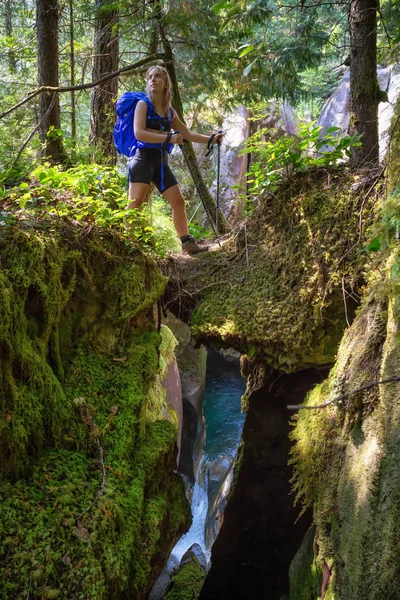 Abenteuerlustige Frau Wandert Einem Sonnigen Sommertag Der Wunderschönen Kanadischen Natur — Stockfoto