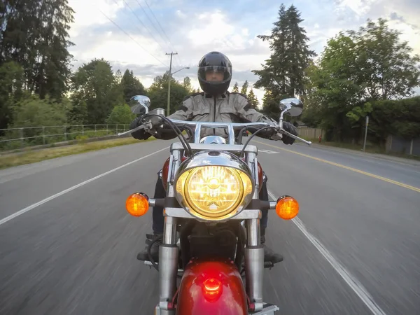 Man Rijden Een Motorfiets Tijdens Een Levendige Zonsondergang Genomen Surrey — Stockfoto