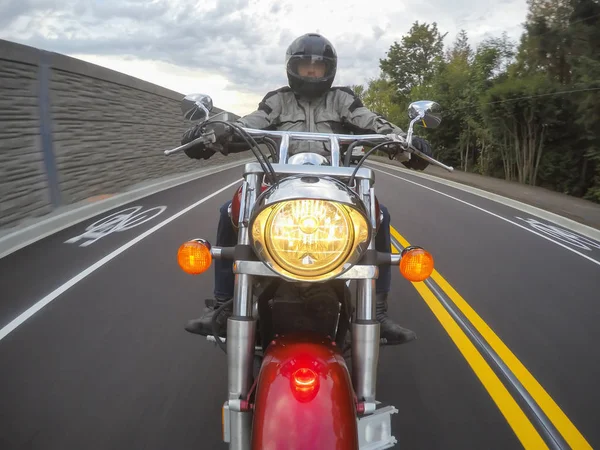 Homem Andando Moto Durante Pôr Sol Vibrante Tomado Surrey Greater — Fotografia de Stock