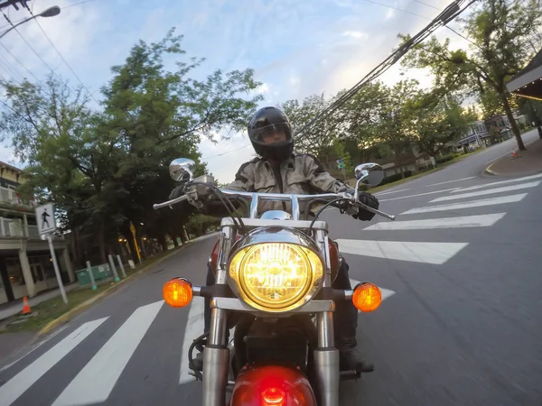 Homem Andando Moto Durante Pôr Sol Vibrante Tomado Surrey Greater — Fotografia de Stock