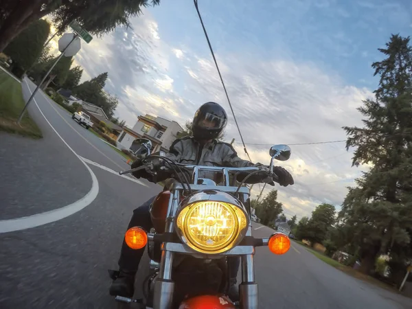 Mężczyzna Jazdy Motocyklem Podczas Wibrujący Zachód Słońca Podjęte Surrey Greater — Zdjęcie stockowe