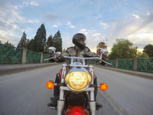 Man Rijden Een Motorfiets Tijdens Een Levendige Zonsondergang Genomen Surrey — Stockfoto