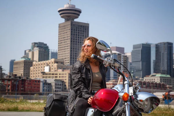 Kadın Motorcu Downtown Vancouver Kanada Içinde Bir Motosiklet Bir Canlı — Stok fotoğraf