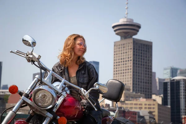 Kadın Motorcu Downtown Vancouver Kanada Içinde Bir Motosiklet Bir Canlı — Stok fotoğraf
