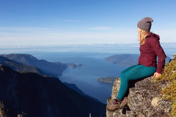 Mujer Aventurera Está Disfrutando Vista Las Montañas Durante Día Soleado —  Fotos de Stock