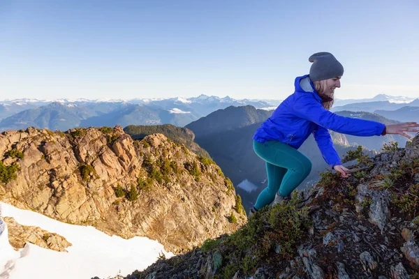 Abenteuerlustige Frau Beim Wandern Den Bergen Einem Sonnigen Sommertag Aufgenommen — Stockfoto