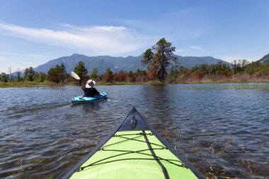 Harrison nehirde bir güzel ve canlı yaz gün boyunca kayak. Vancouver, British Columbia, Kanada doğusunda yer alan.