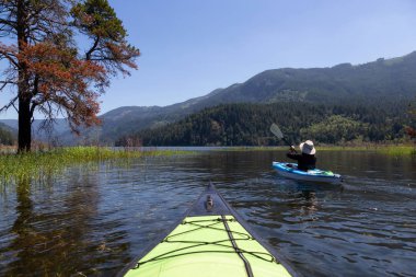 Harrison nehirde bir güzel ve canlı yaz gün boyunca kayak. Vancouver, British Columbia, Kanada doğusunda yer alan.