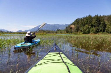 Harrison nehirde bir güzel ve canlı yaz gün boyunca kayak. Vancouver, British Columbia, Kanada doğusunda yer alan.