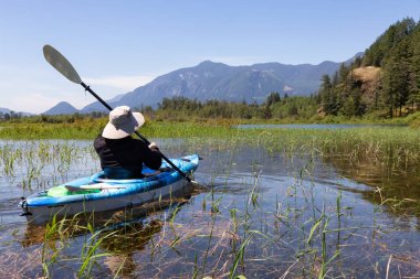 Harrison nehirde bir güzel ve canlı yaz gün boyunca kayak. Vancouver, British Columbia, Kanada doğusunda yer alan.
