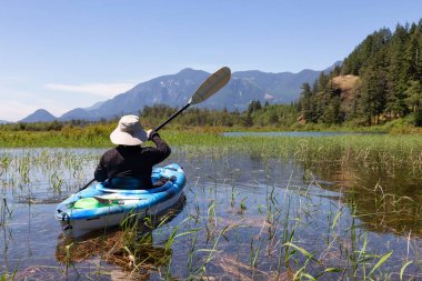 Harrison nehirde bir güzel ve canlı yaz gün boyunca kayak. Vancouver, British Columbia, Kanada doğusunda yer alan.