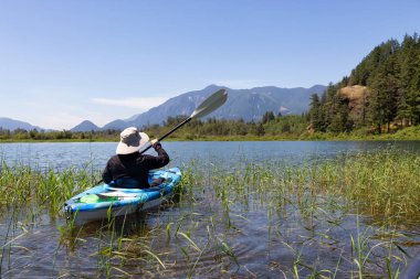 Harrison nehirde bir güzel ve canlı yaz gün boyunca kayak. Vancouver, British Columbia, Kanada doğusunda yer alan.