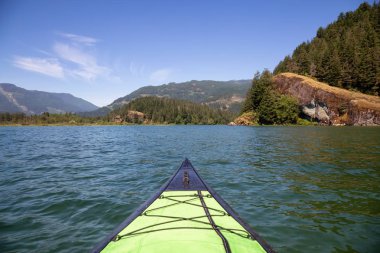 Harrison nehirde bir güzel ve canlı yaz gün boyunca kayak. Vancouver, British Columbia, Kanada doğusunda yer alan.