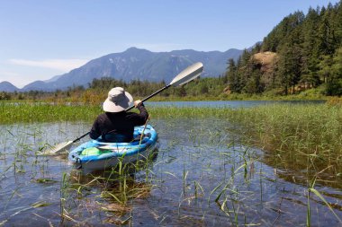 Harrison nehirde bir güzel ve canlı yaz gün boyunca kayak. Vancouver, British Columbia, Kanada doğusunda yer alan.