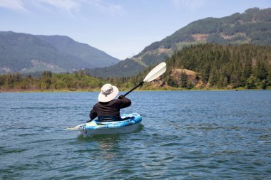 Harrison nehirde bir güzel ve canlı yaz gün boyunca kayak. Vancouver, British Columbia, Kanada doğusunda yer alan.