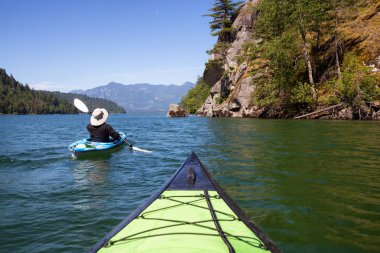 Harrison nehirde bir güzel ve canlı yaz gün boyunca kayak. Vancouver, British Columbia, Kanada doğusunda yer alan.