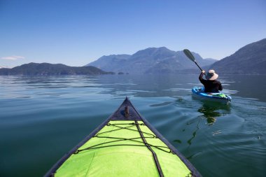 Harrison gölde bir güzel ve canlı yaz gün boyunca kayak. Vancouver, British Columbia, Kanada doğusunda yer alan.