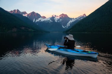 Su güzel Kanada dağ manzarası ile çevrili bir kayık macera fotoğrafçı. Jones Gölü, umut, yakın Doğu Vancouver, Bc, Kanada çekilmiş.