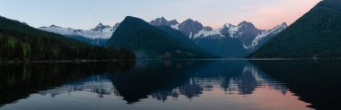 Jones Gölü panoramik manzaralı canlı yaz gün doğumu sırasında. Umut ve Chilliwack, Vancouver, Bc, Kanada doğusunda arasında yer alan.