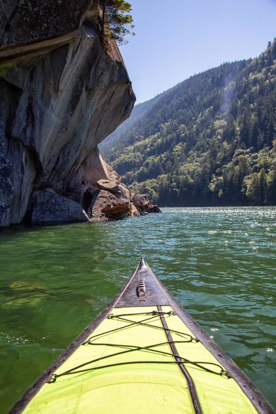 Harrison nehirde bir güzel ve canlı yaz gün boyunca kayak. Vancouver, British Columbia, Kanada doğusunda yer alan.