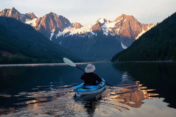 Odvážný Muž Kajaku Vodě Uprostřed Krásné Kanadské Horské Krajiny Přijata — Stock fotografie
