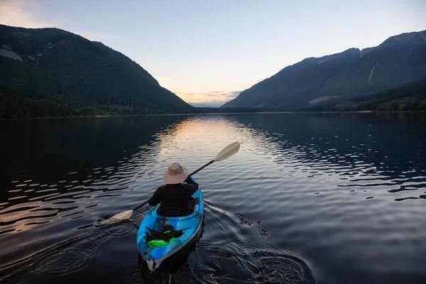 Homem Aventuroso Caiaque Água Cercado Pela Bela Paisagem Montanhosa Canadense — Fotografia de Stock