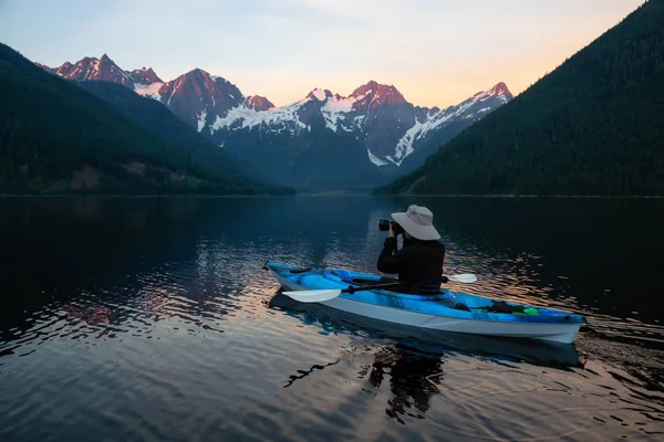 Приключенческий Фотограф Каяке Воде Окружении Красивого Канадского Горного Пейзажа Снято — стоковое фото