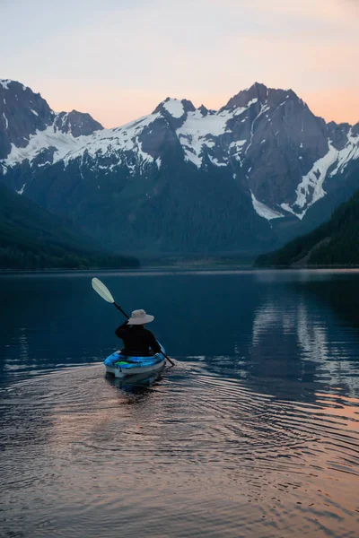 Hombre Aventurero Kayak Agua Rodeado Por Hermoso Paisaje Montaña Canadiense —  Fotos de Stock