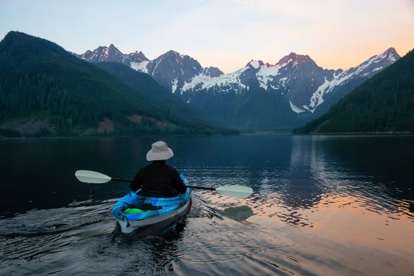 Odvážný Muž Kajaku Vodě Uprostřed Krásné Kanadské Horské Krajiny Přijata — Stock fotografie
