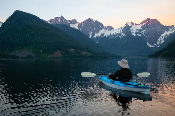 Uomo Avventuroso Kayak Acqua Circondato Dal Bellissimo Paesaggio Montano Canadese — Foto Stock