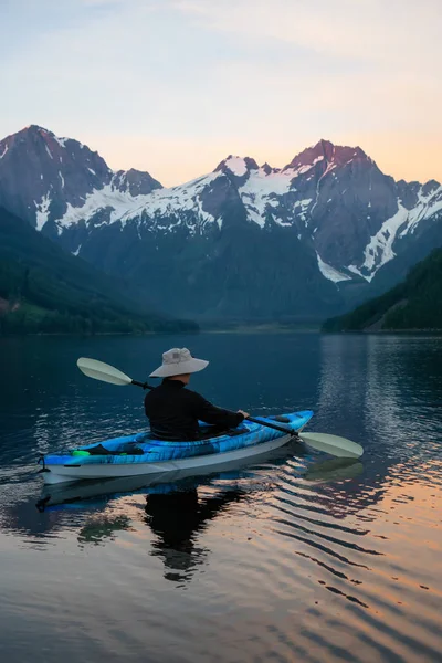 Hombre Aventurero Kayak Agua Rodeado Por Hermoso Paisaje Montaña Canadiense —  Fotos de Stock