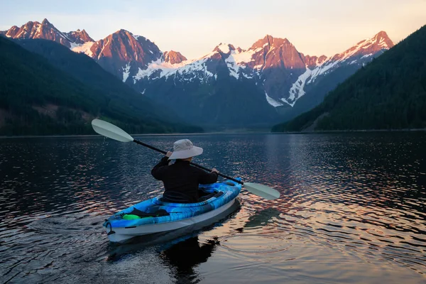 Homem Aventuroso Caiaque Água Cercado Pela Bela Paisagem Montanhosa Canadense — Fotografia de Stock