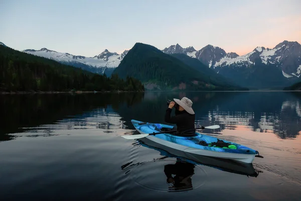 Dobrodružství Fotograf Kajak Vodě Uprostřed Krásné Kanadské Horské Krajiny Přijata — Stock fotografie