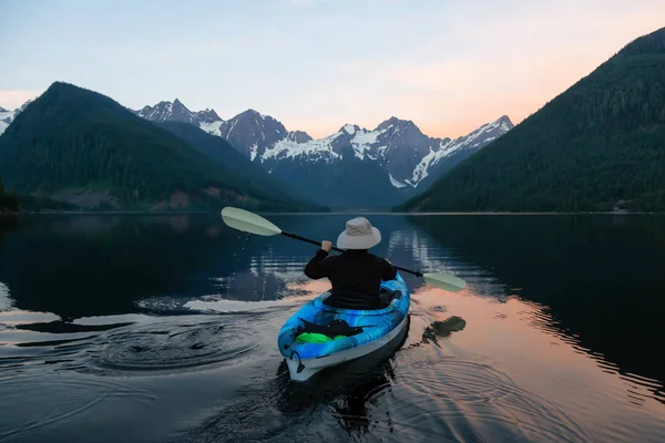 Homem Aventuroso Caiaque Água Cercado Pela Bela Paisagem Montanhosa Canadense — Fotografia de Stock