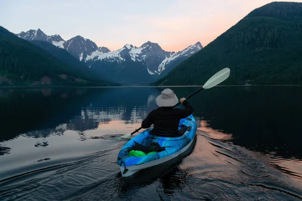 Homme Aventureux Faisant Kayak Dans Eau Entourée Par Magnifique Paysage — Photo
