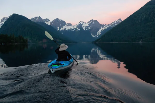 冒险的人皮划艇在水中环绕着美丽的加拿大山地景观 在琼斯湖 接近希望 温哥华东部 不列颠哥伦比亚省 加拿大 — 图库照片