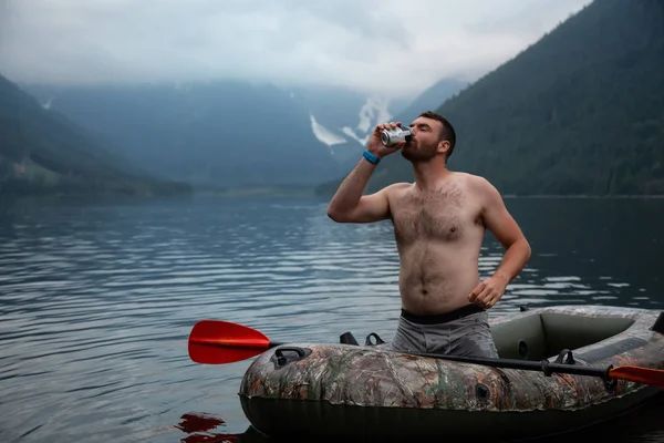 Homem Cueca Barco Inflável Está Bebendo Cerveja Tomado Jones Lake — Fotografia de Stock