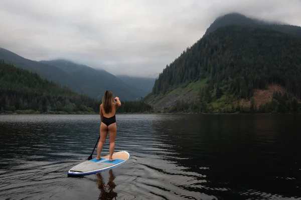 Jonge Vrouw Een Paddle Board Tijdens Een Bewolkt Avond Genomen — Stockfoto