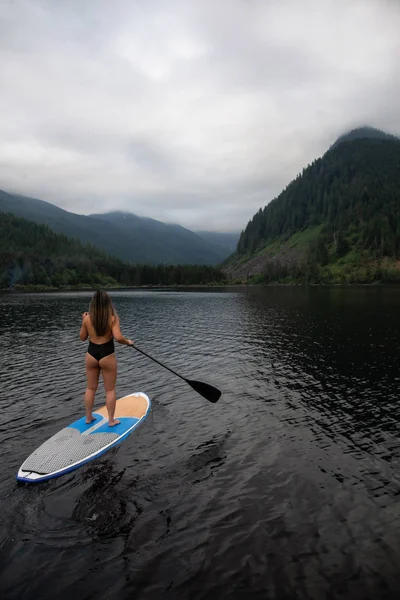 Jonge Vrouw Een Paddle Board Tijdens Een Bewolkt Avond Genomen — Stockfoto