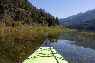 Harrison nehirde bir güzel ve canlı yaz gün boyunca kayak. Vancouver, British Columbia, Kanada doğusunda yer alan.